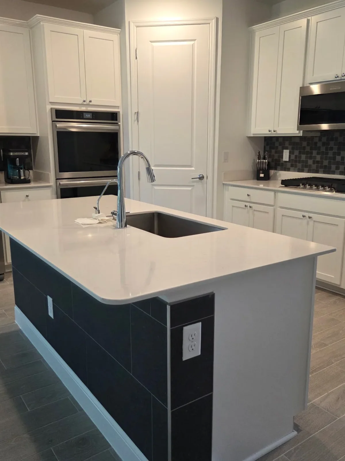 modern-kitchen-island-quartz-countertops